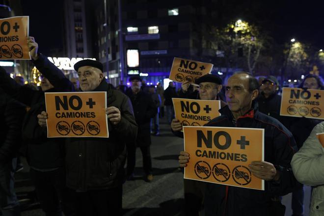 La última protesta del año de la zona oeste de Gijón contra el tráfico pesado por Príncipe de Asturias, en imágenes.