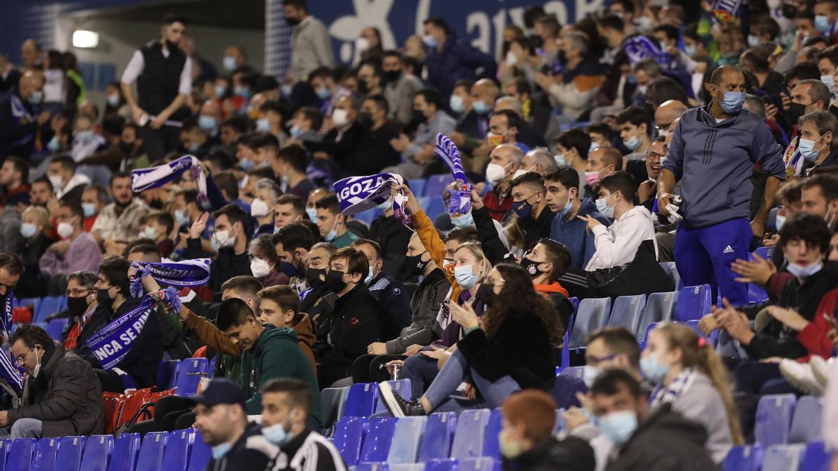 Aficionados del Real Zaragoza, durante el partido del pasado domingo ante el Mirandés.