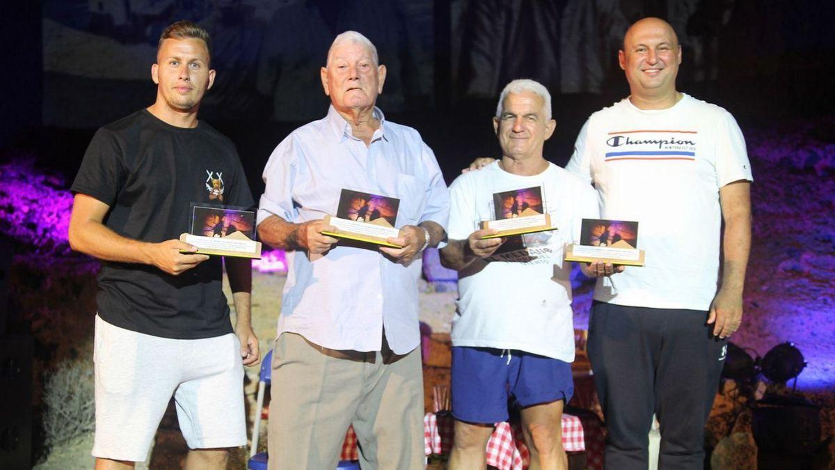 Entrega de las distinciones a los pescadores de Granadilla de Abona durante la Ruta Nocturna a Ere del Hermano Pedro.