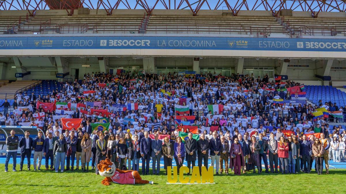 En el Estadio Besoccer La Condomina se citaron cerca de 1000 estudiantes extranjeros que este año se han incorporado a la UCAM.