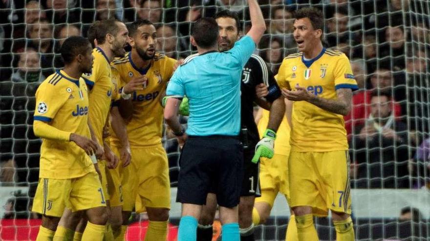 El árbitro expulsa a Buffon en medio de las protestas de los jugadores de la Juventus. // AFP