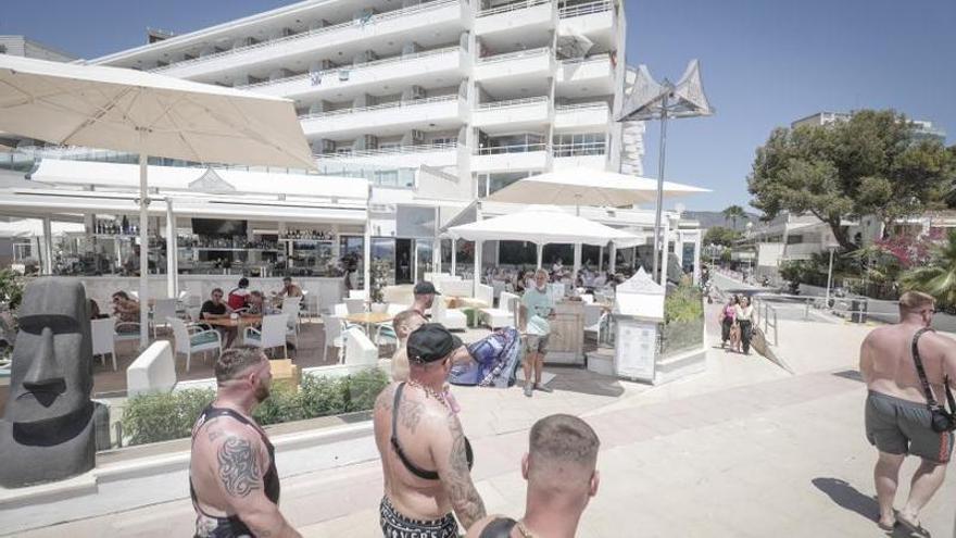 Turistas británicospaseando por la zona de Magaluf. |  MANU MIELNIEZUK