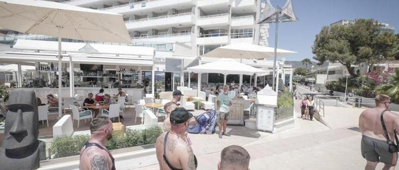 Turistas británicos paseando por la zona de, Magaluf.