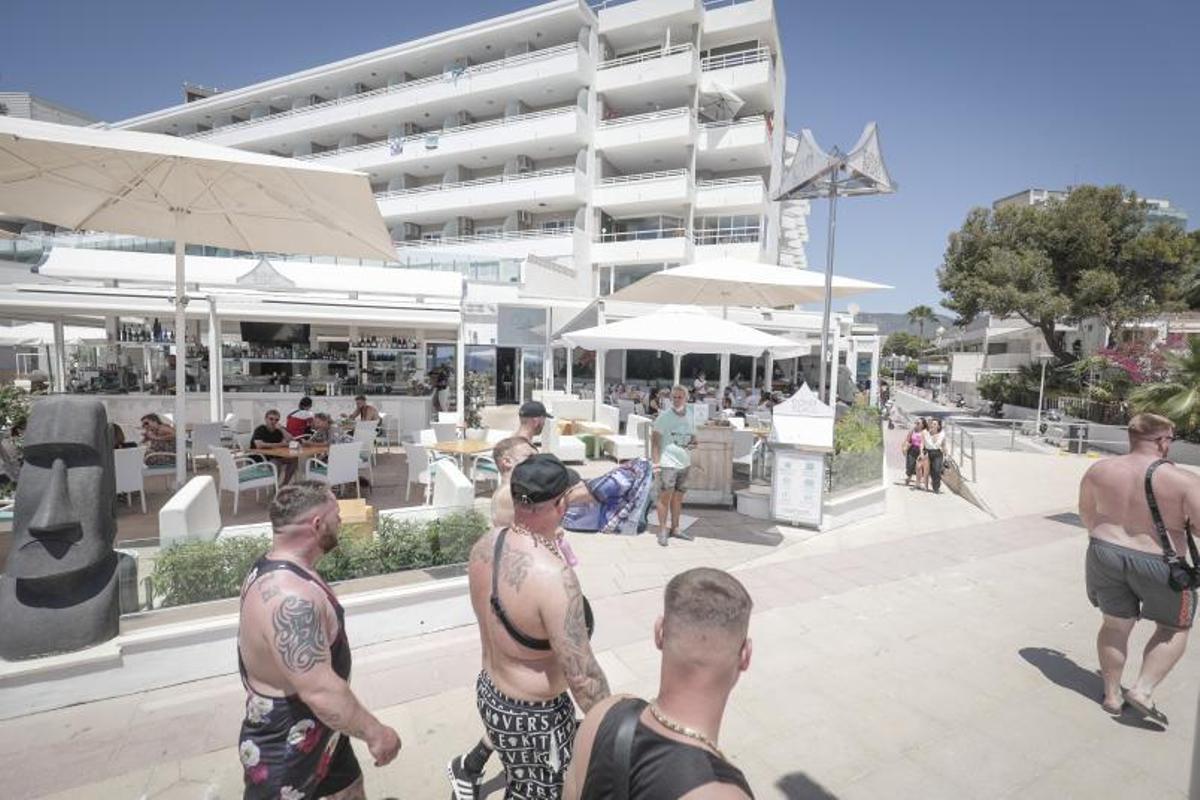 Turistas británicospaseando por la zona de Magaluf. |  MANU MIELNIEZUK