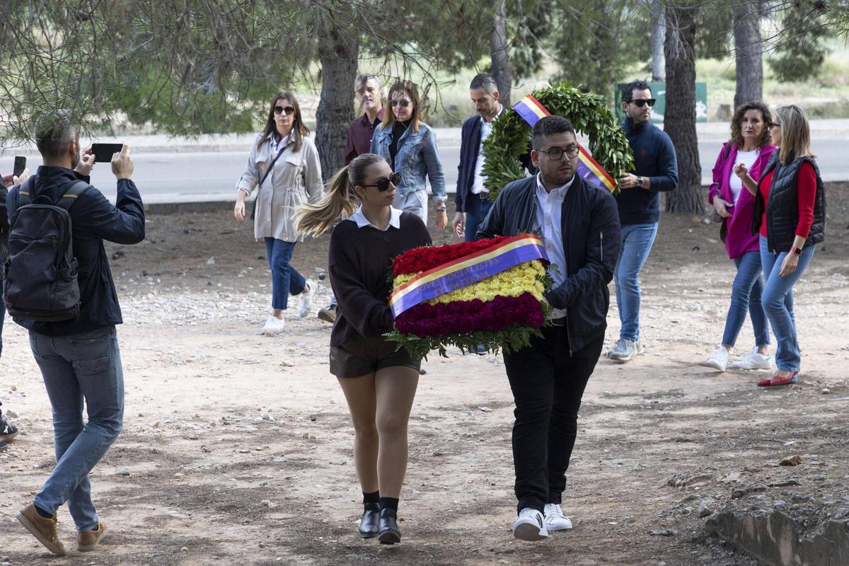 El PSPV de València conmemora el día de Todos los Santos en el Paredón de Paterna