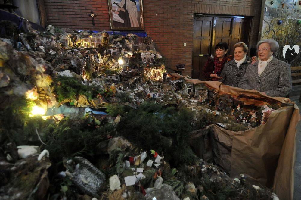 Tensi Orejas en la iglesia de San Pedro de Mieres con el belén que ha construido