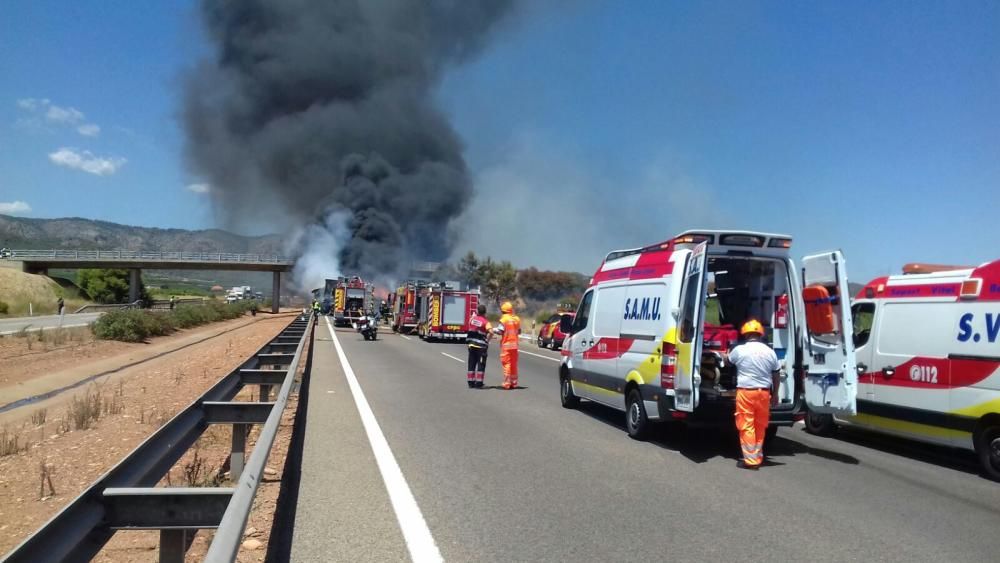 Incendio de dos camiones en la A-7 en Nules