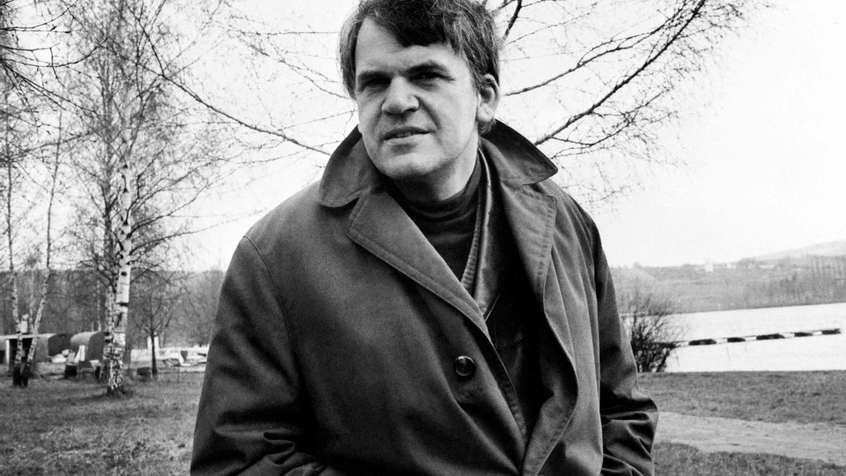 Milam Kundera, fotografiado en 1973 durante una visita a Praga.