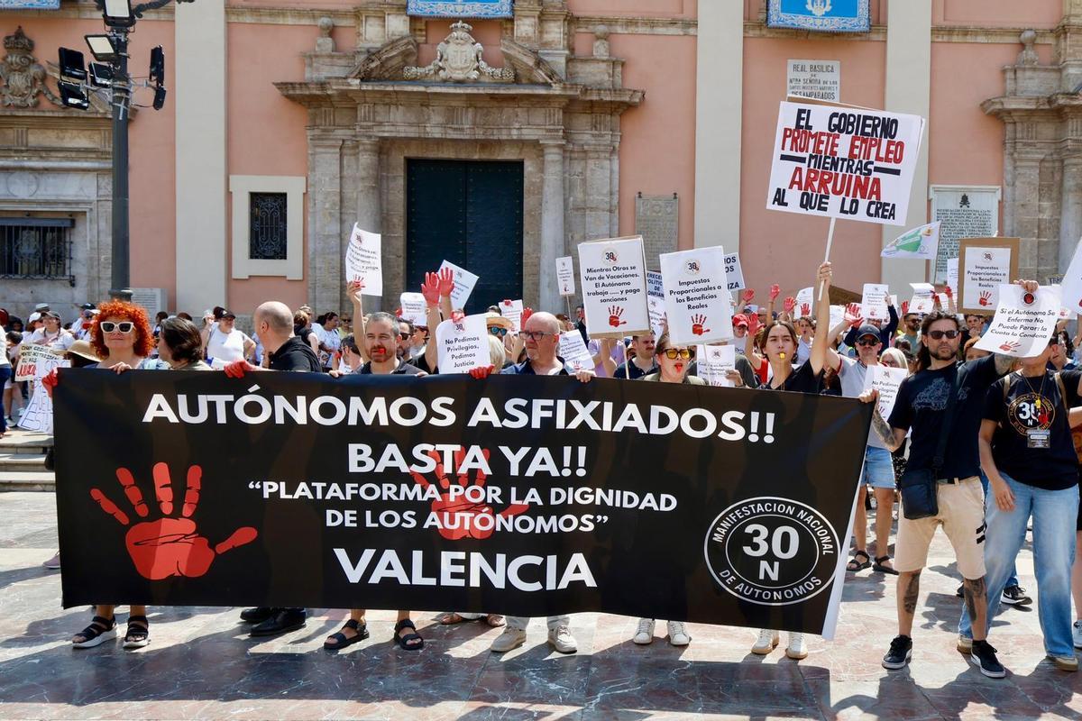 Los autónomos valencianos toman el centro de València para reclamar una legislación propia Los autónomos valencianos toman el centro de València para reclamar una legislación propia