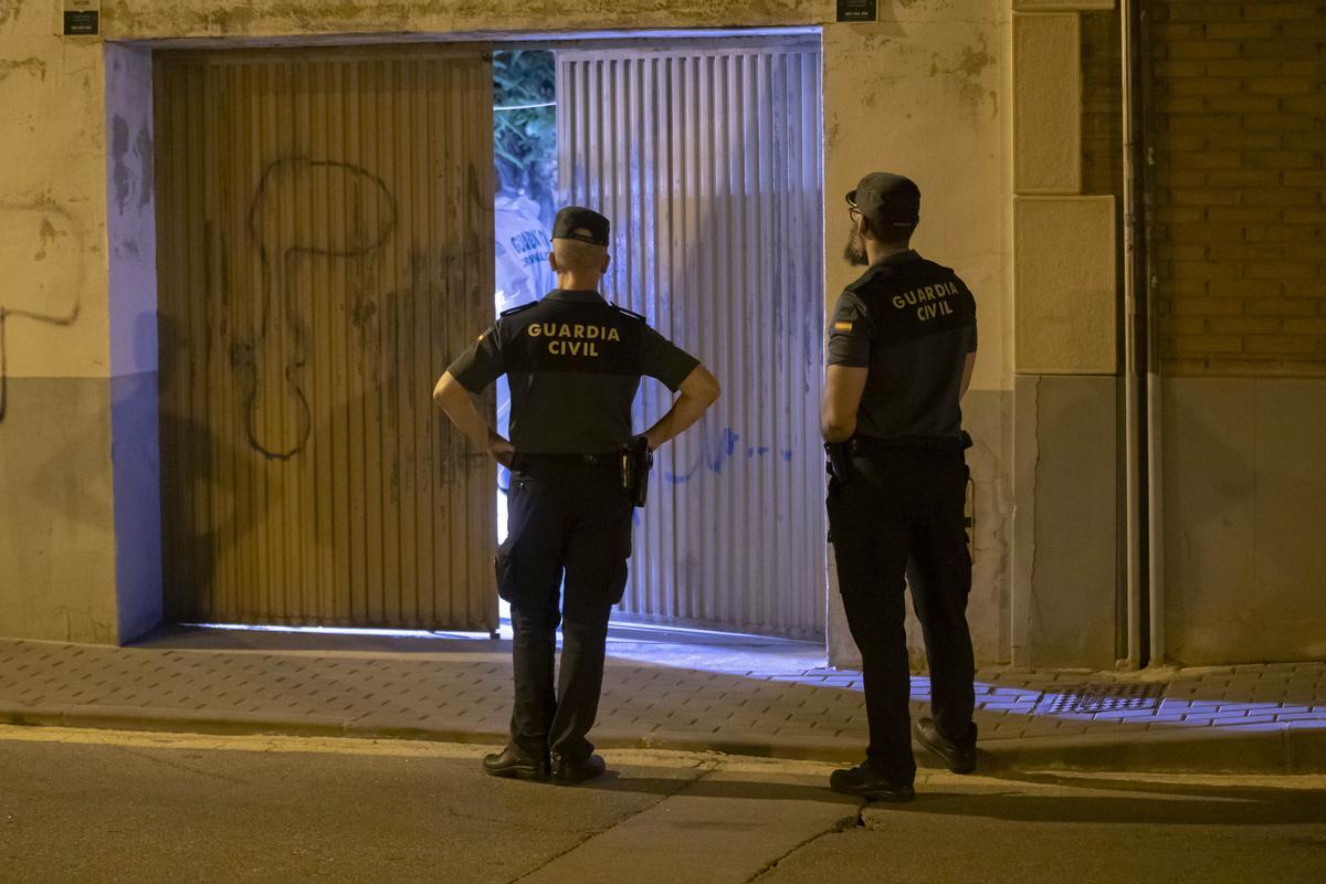 Agentes de la Guardia Civil custodian la vivienda de la avenida Silva Muñoz donde el hombre fue acuchillado