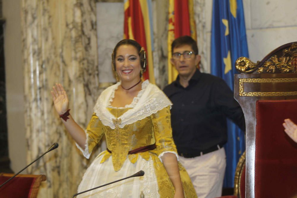 Las cortes de honor ensayan la proclamación de las falleras mayores