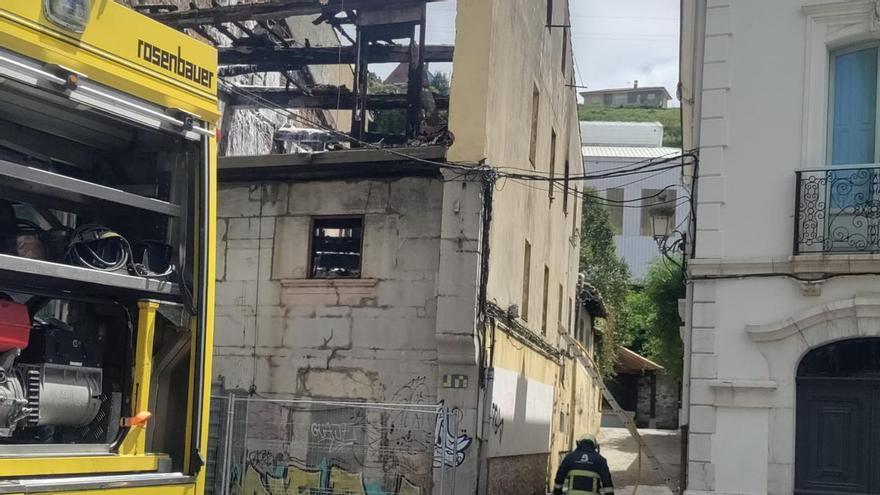 "Era zona habitual de botellón", destacan los vecinos de la zona de Ribadesella en la que un incendio calcinó un edificio de tres plantas abandonado