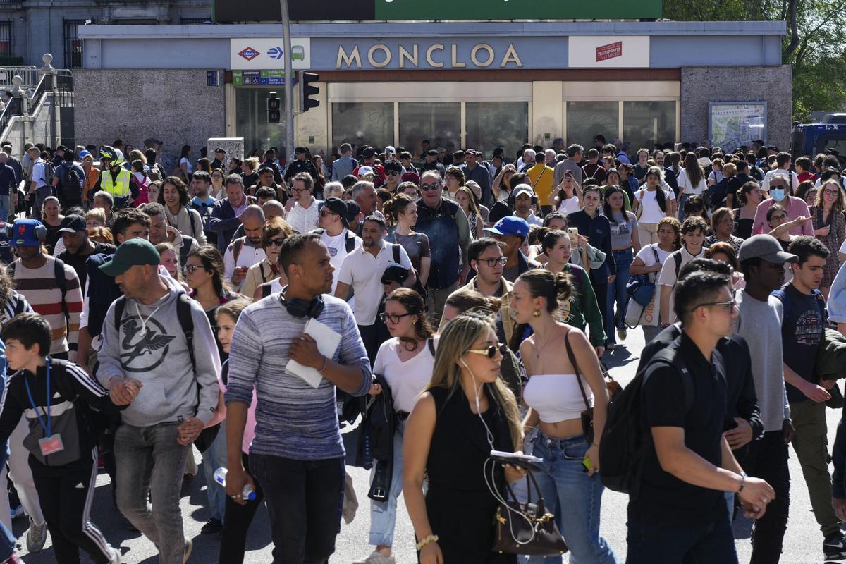 El sustantivo ‘gente’ en español se utiliza normalmente para referirse a un conjunto de personas y funciona como un nombre colectivo no contable.