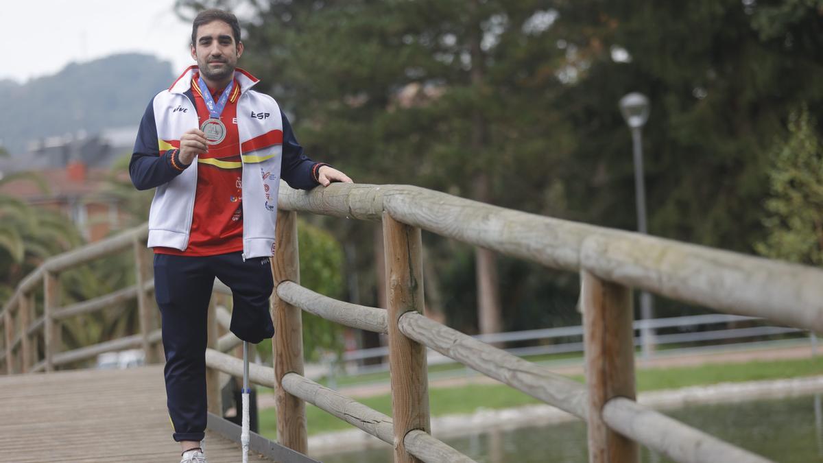 Adrián Castro es mundial: una historia de superación en el fútbol para  amputados - La Nueva España