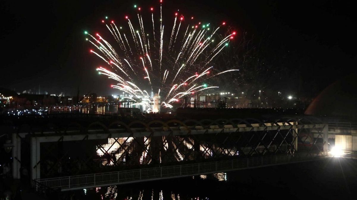 Una de las figuras luminosas que se pudieron ver la pasada Noche de los Fuegos de Avilés, con el puente San Sebastián en primer término. | Mara Villamuza
