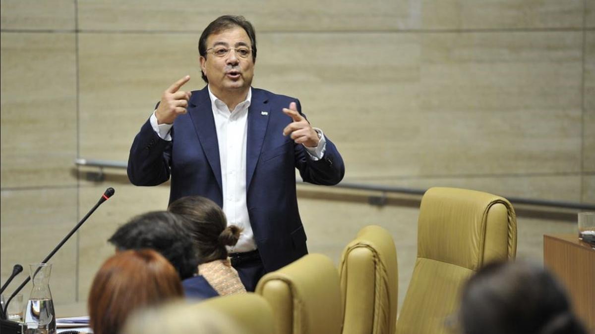 El presidente de la Junta de Extremadura, Guillermo Fernández Vara, en el pleno de la Asamblea.