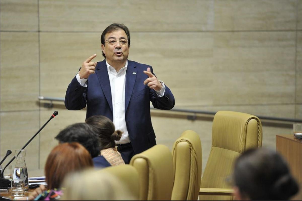 El presidente de la Junta de Extremadura, Guillermo Fernández Vara, en el pleno de la Asamblea