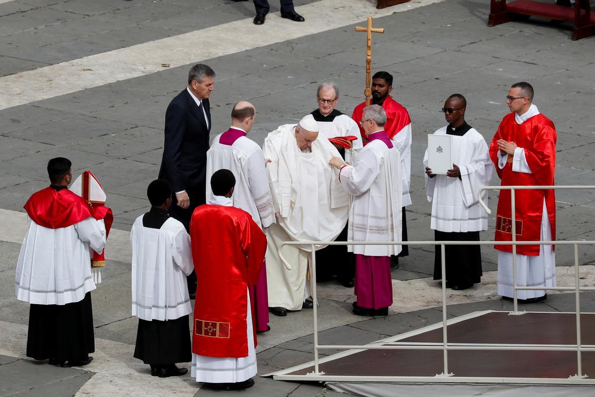 El Papa Francisco asiste a la Misa del Domingo de Ramos en la Plaza de San Pedro en el Vaticano