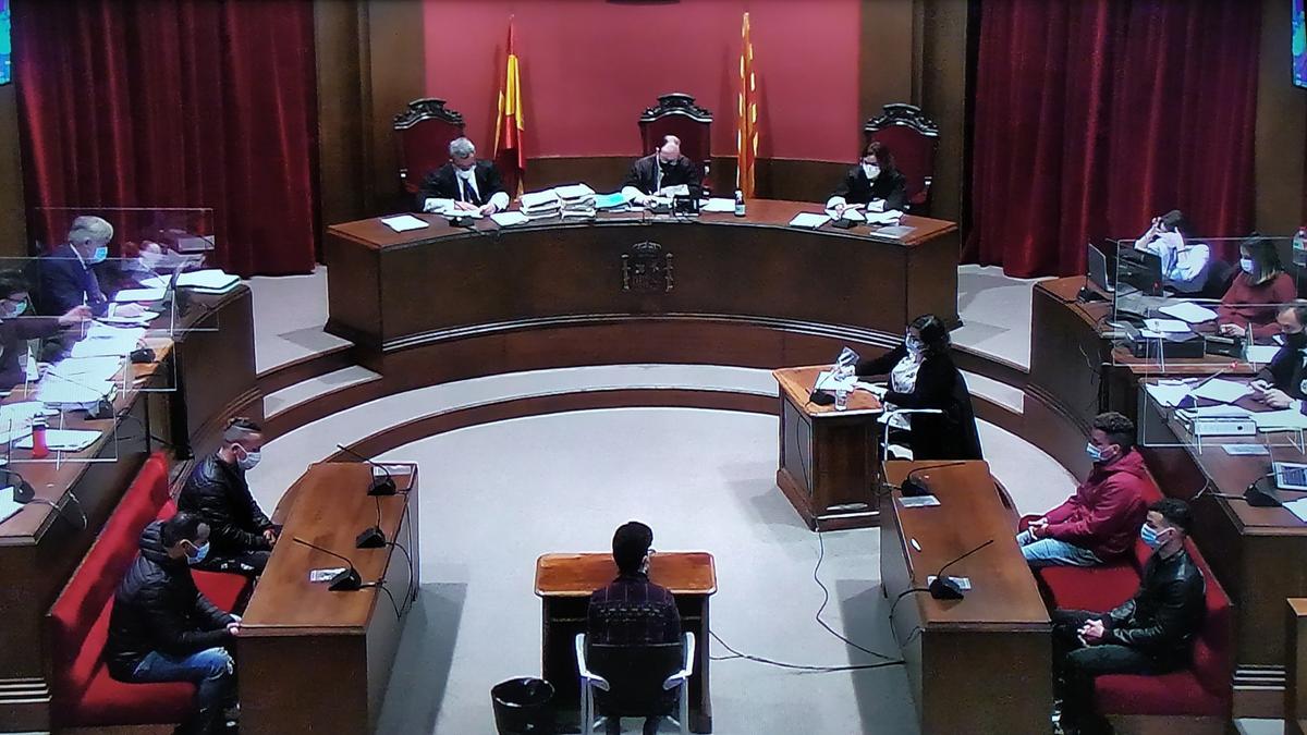 El acusado de la violación asegura que fue consentido: &quot;Se abalanzó sobre mí&quot; 07/04/2021 Segunda sesión del juicio a 'la manada de Sabadell' por una violación múltiple en 2019. En la Audiencia de Barcelona, el 7 de abril de 2021. POLITICA