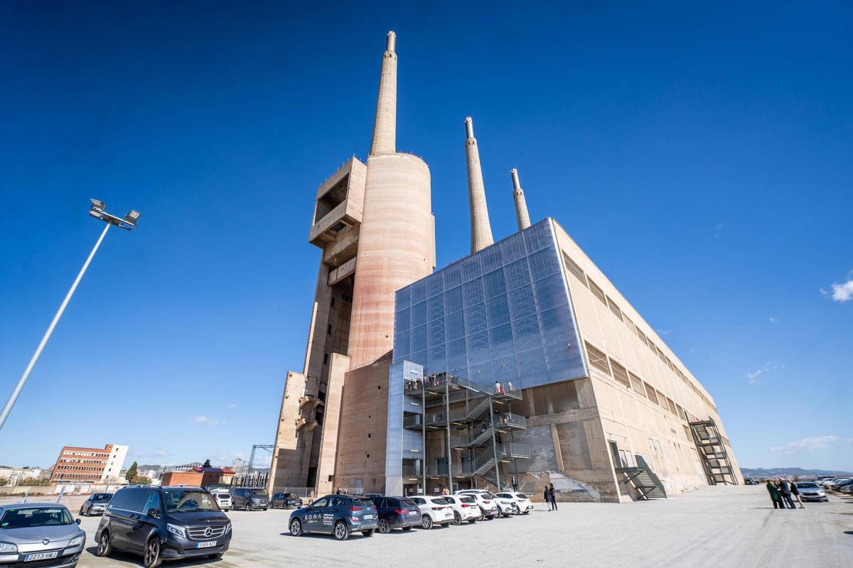 La nave de turbinas, que será la futura sede del 'hub' audiovisual Catalunya Media City, junto a las Tres Xemeneies, en Sant Adrià.