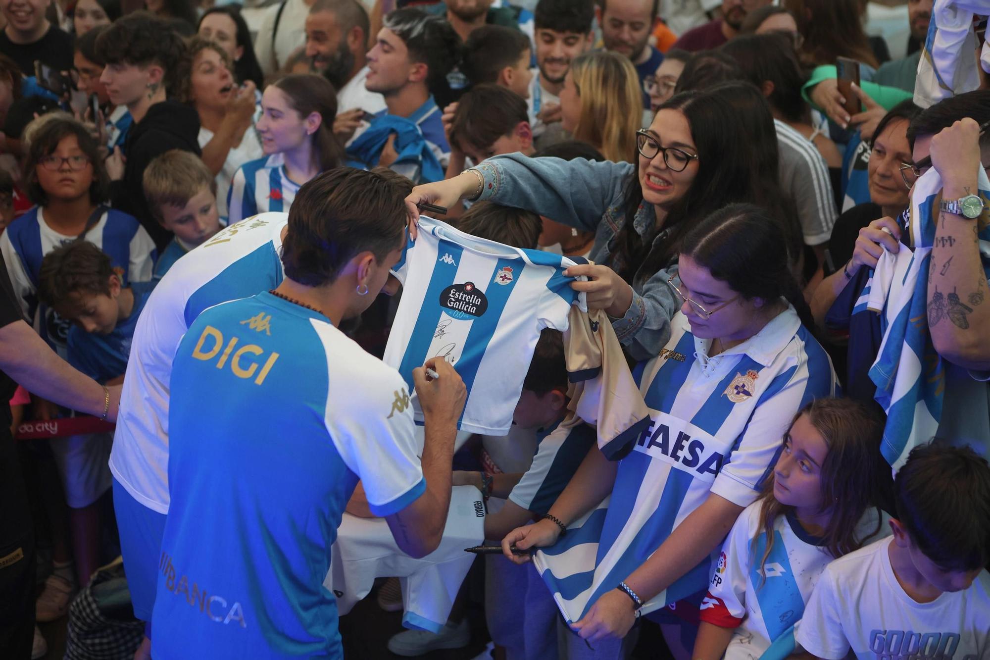 El Deportivo presenta en Marineda City sus equipaciones para la temporada 2025-2026