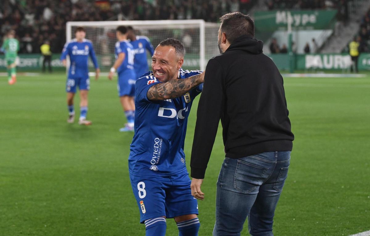 Cazorla bromea con Sarabia antes de empezar el Elche-Oviedo de la temproada pasada