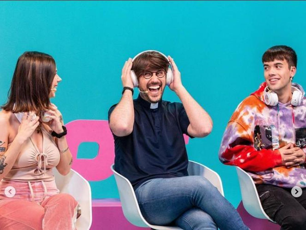 El sacerdote Damián María en una de sus colaboraciones públicas.
