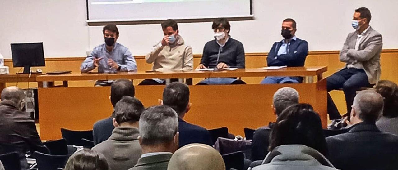 Por la izquierda, David Álvarez, Francisco Iglesias, Ignacio Martínez, Luis Enrique Menéndez (Grúas Sertiber) y Pelayo Argüelles (Boprisa), ayer, en el campus de Mieres. |