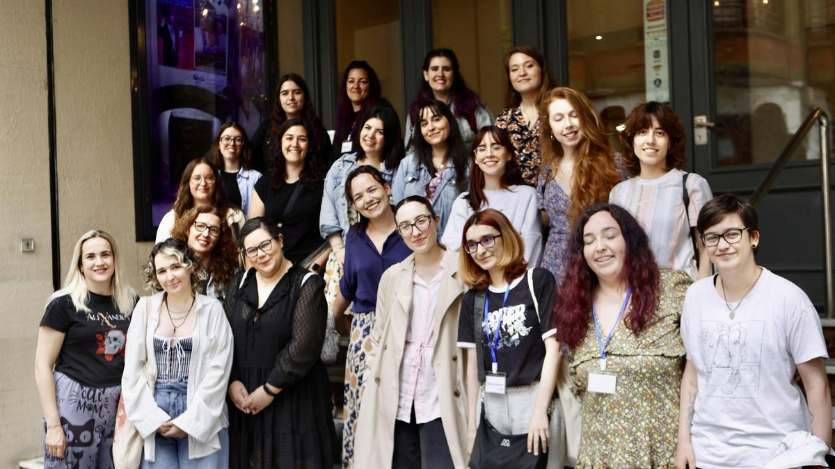 En la fila de arriba, por la izquierda, Carlota Fernandes, Noemí Muñiz, Julia Pozuelo y Cristina Prieto; en la del medio, por la izquierda, Nerea Pantiga, Claudia Faz, Marta Conejo, Miriam Mosquera, Mei Segura, Iguazel Serón, Ester León y Mars Avella; y en primera fila, por la izquierda, Patricia Bonet, Iria G. Parente, Victoria Vílchez, Selene M. Pascual, Raquel Tirado, Andrea Serra, María Valdés, Sara Areces y Ares Rodiño, ayer, en Gijón.
