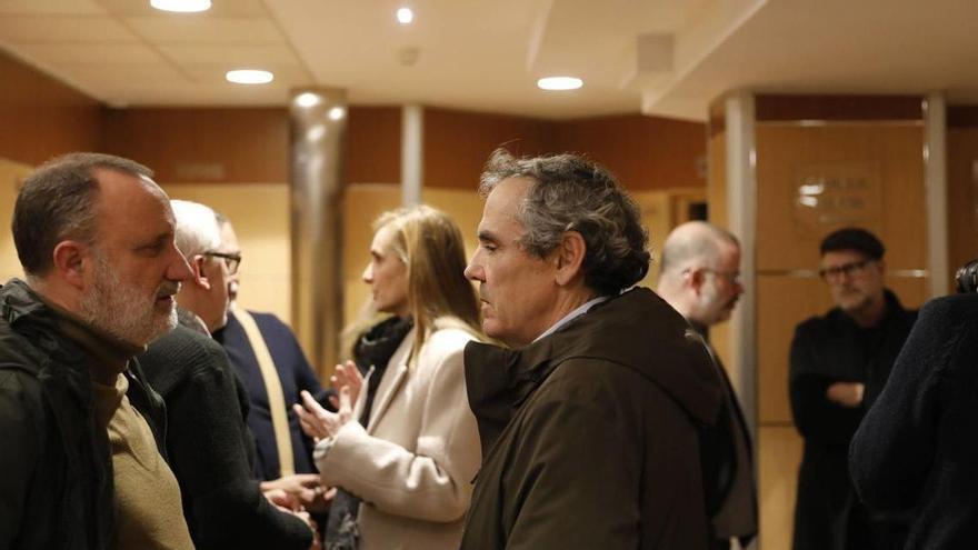 En primer término, Jaime Pena habla con Vicente Domínguez; tras ellos, la periodista Marta Reyero. A la derecha, Edu Galán con el promotor José Ramón Cuesta.