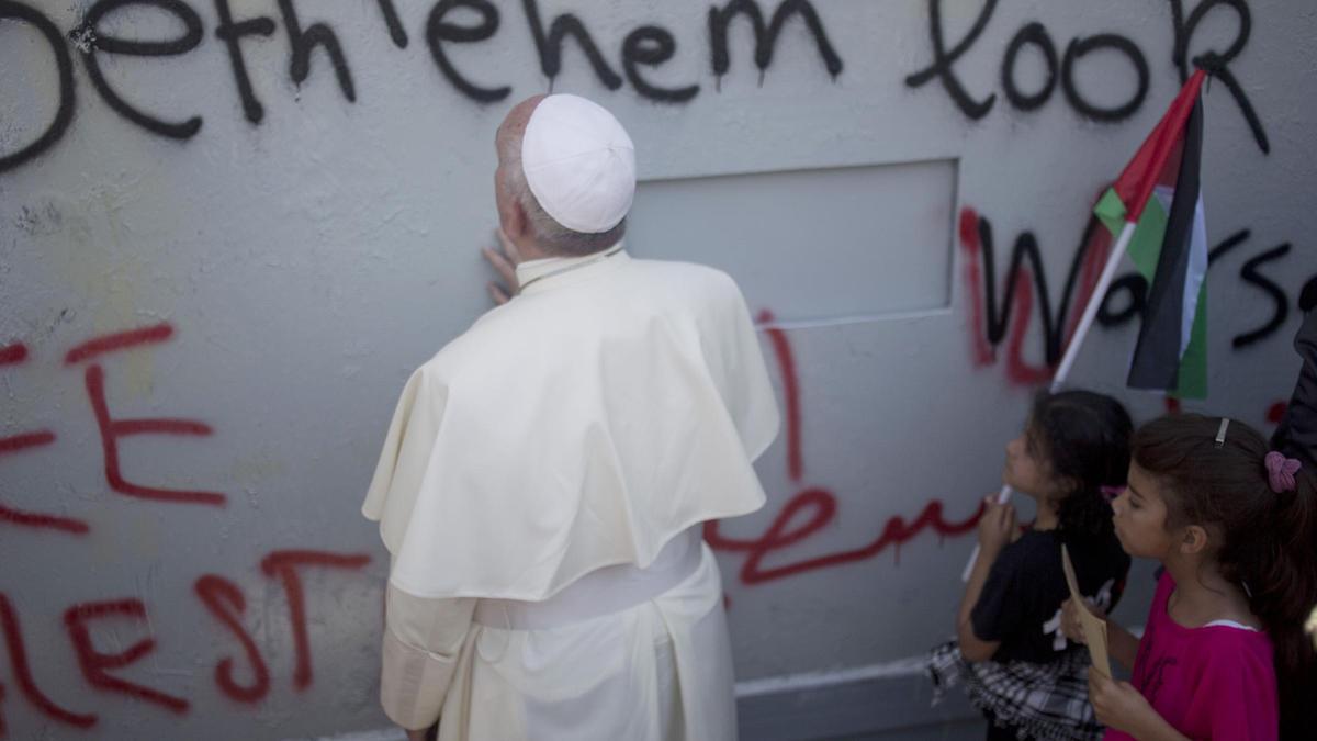 El papa Francisco reza junto al muro de separación israelí en Belén durante su visita en 2014 a la Palestina ocupada e Israel. .