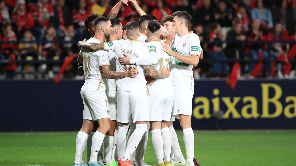 Los jugadores del Elche celebran el primer gol de Ponce