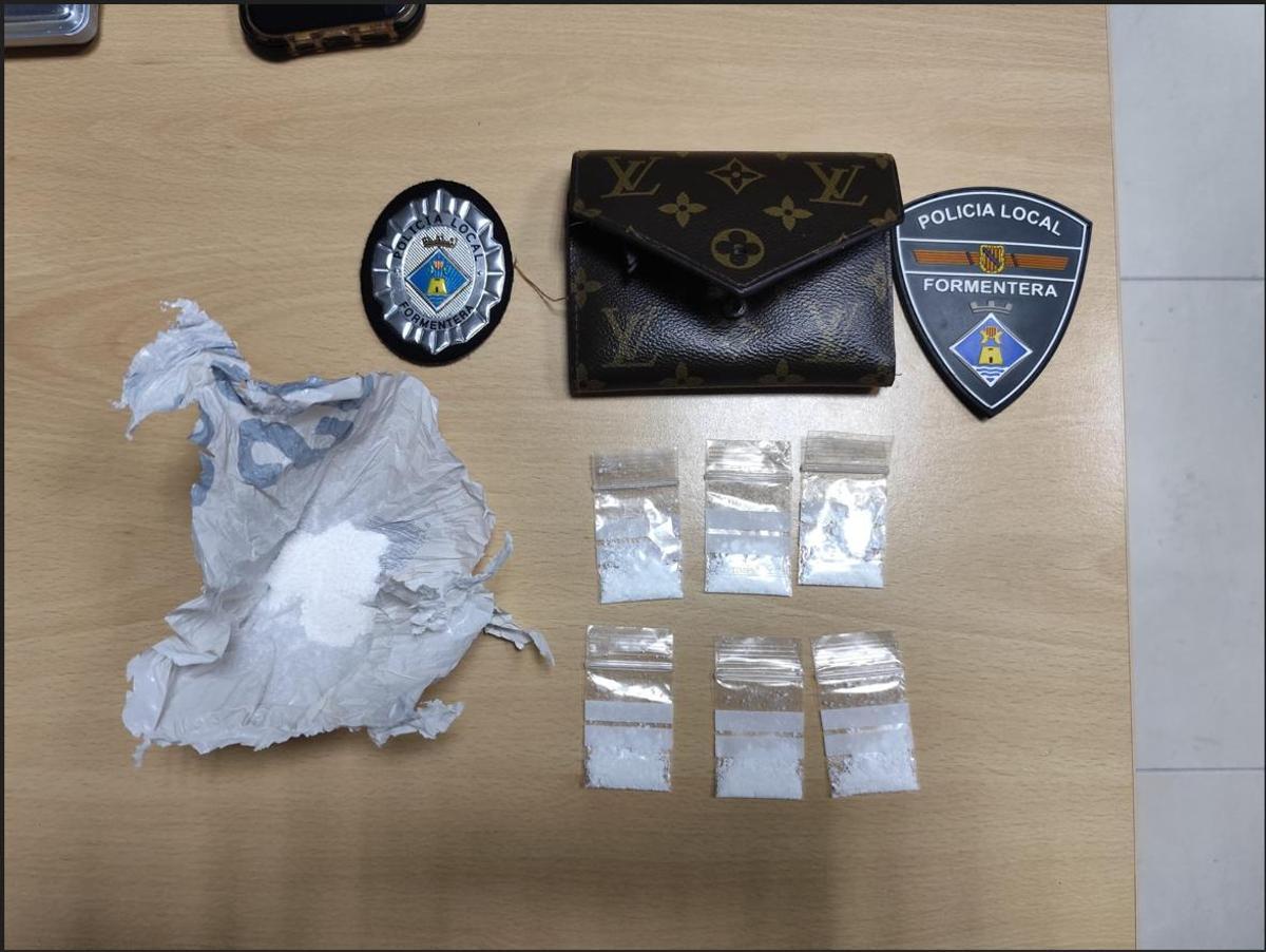 Bolsitas con lo que podría ser cocaína interceptadas por la Policía Local de Formentera