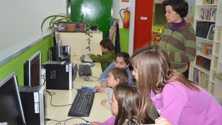 Alumnes de l&#039;escola de Borredà als ordinadors del centre el 2016