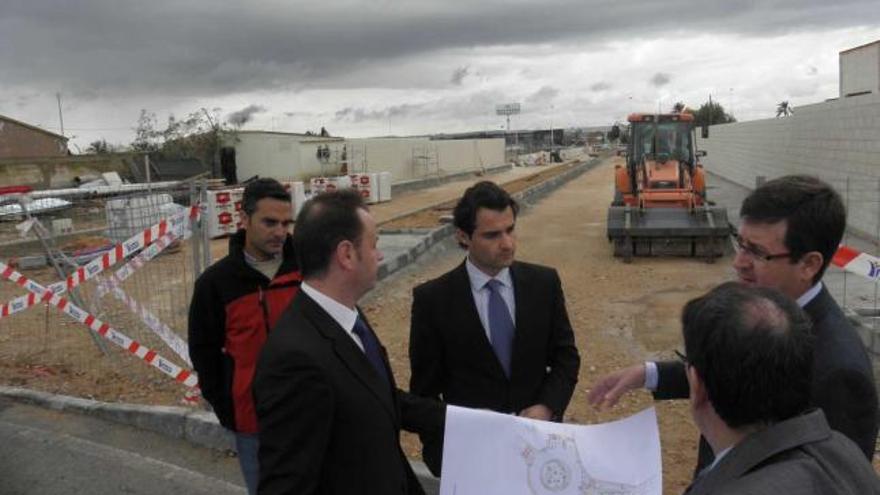 Un momento de la visita, ayer, a Torrevieja del director territorial de Infraestructuras, Ismael Ferrer.