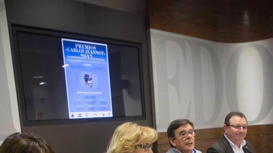 Lucía Jeannot, Julia Díaz, Roberto Sánchez Ramos y Juan Carlos González, ayer, en la presentación de los premios &quot;Carlos Jeannot&quot;.