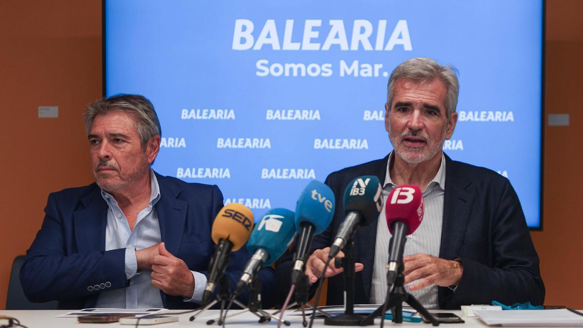 El presidente de Balearia, Adolfo Utor, durante la rueda de prensa en Ibiza.