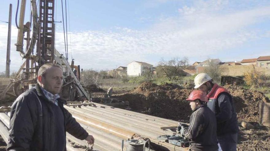 Trabajos de construcción del pozo de agua en la calle Piquillos de Pobladura del Valle.