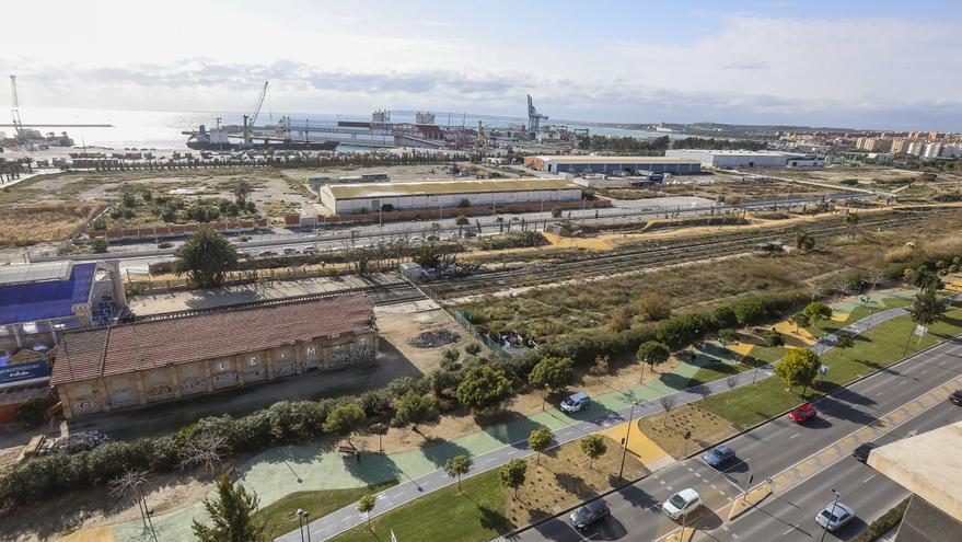 Barcala afirma que llevará a los tribunales el proyecto de parking de trenes junto a Casa Mediterráneo