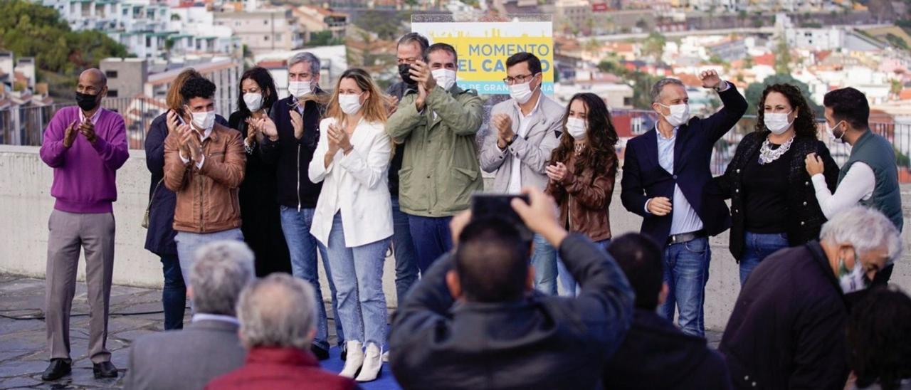 Foto de familia del equipo de Coalición Canaria en la capital grancanaria acompañados de distintos cargos del partido, incluido su secretario general, Fernando Clavijo. | | E. P.