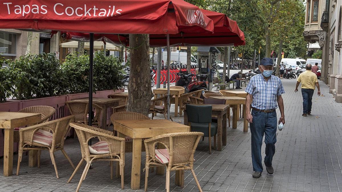 Mesas vacías en una terraza de la calle de Enric Granados, el viernes 17 de julio