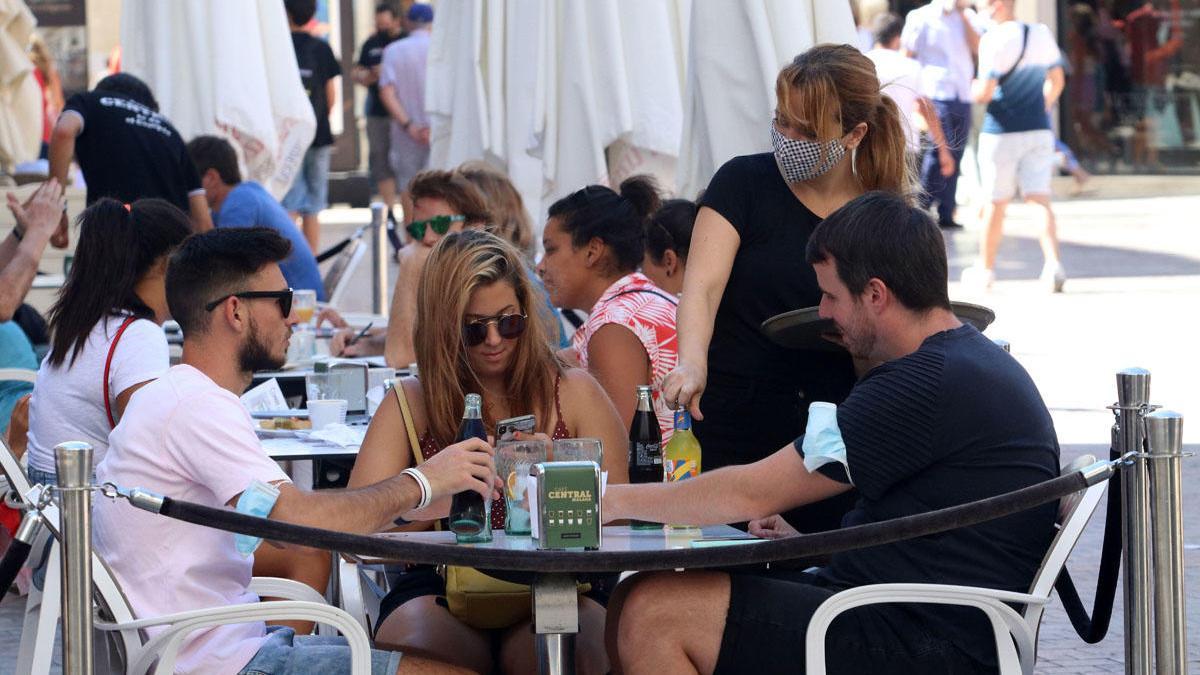 Los contagios vuelven a dispararse en la provincia con 292 positivos este jueves. En la imagen, varios ciudadanos en una terraza de la capital.