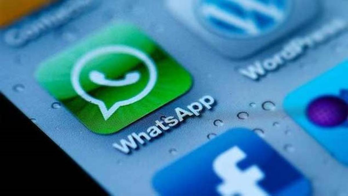 Aplicaciones de Whatsapp y Facebook en el móvil. | efe