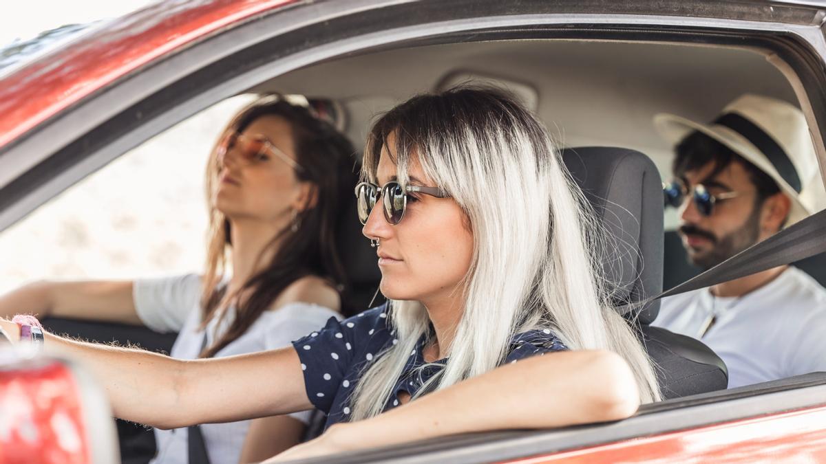 Avido a los conductores, la nueva matrícula rosa que cada vez se está viendo más en las carreteras españolas