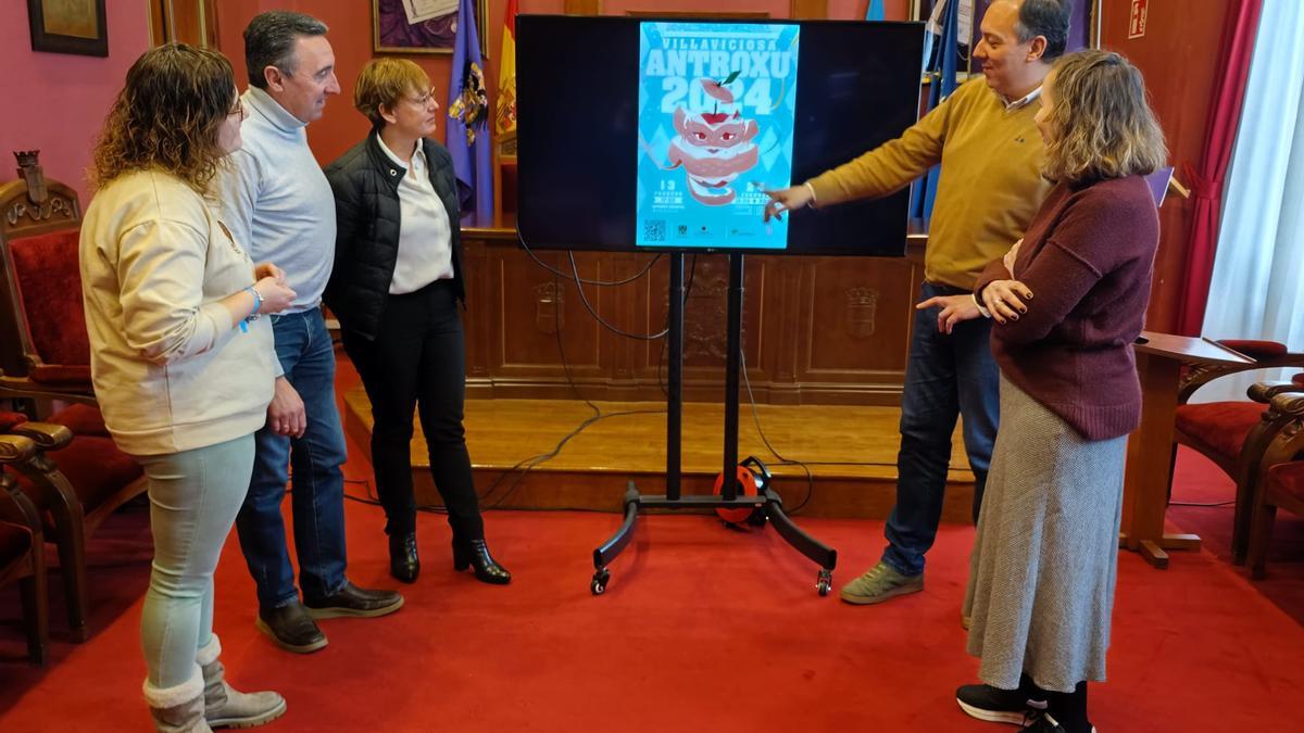 Desde la izquierda, Emma Fernández, José Antonio Fernández, Delfina Flores, Alejandro Vega y Rocío Vega observan el cartel del Carnaval..