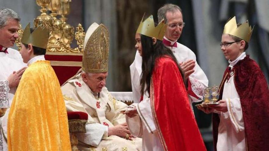 Benedicto XVI oficia la primera misa del año en la basílica de San Pedro en el Vaticano. / efe