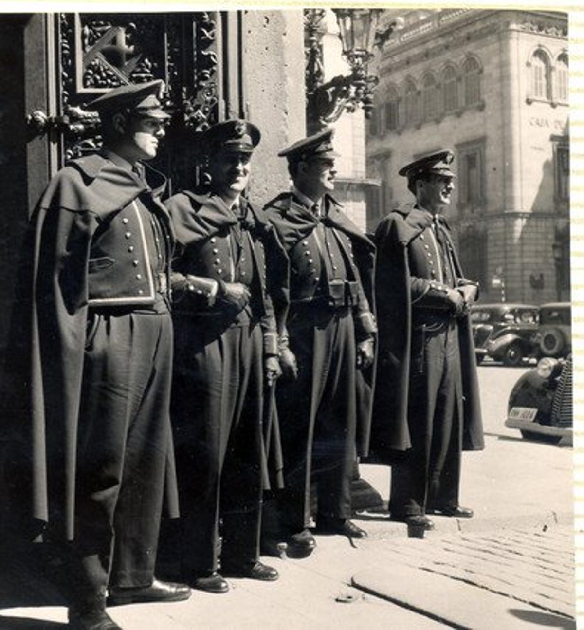 Un grup de mossos durant l’època franquista.