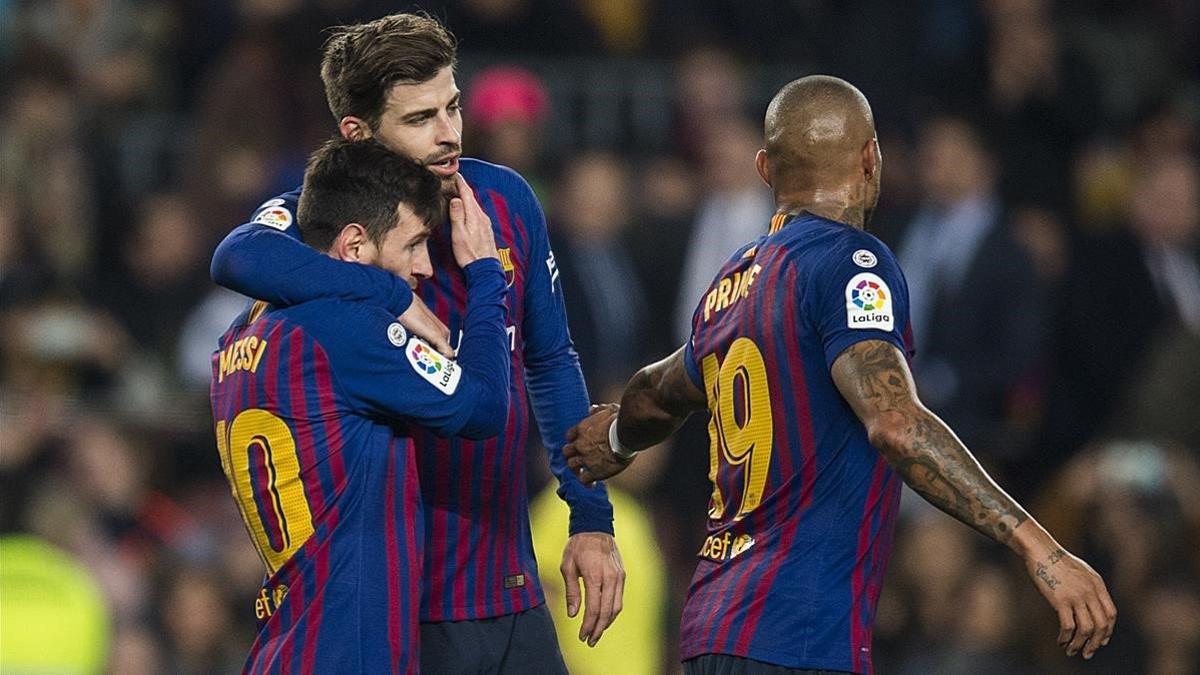 Piqué felicita a Messi tras su gol de penalti al Valladolid ante Prince Boateng.