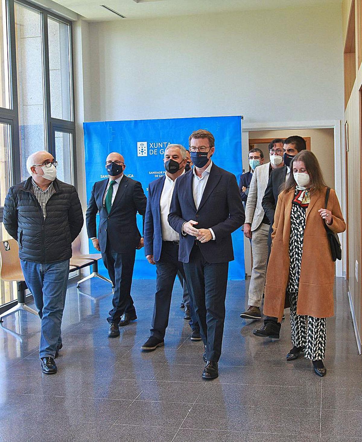Feijóo visitó ayer el nuevo centro de salud de Paderne. |   // IÑAKI OSORIO