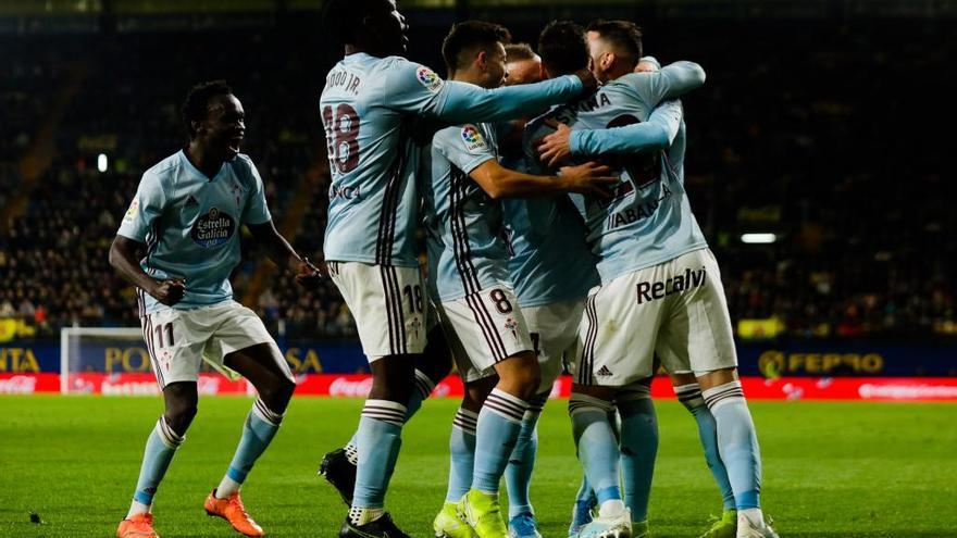 Los jugadores del Celta se abrazan en el partido de ayer. // LOF